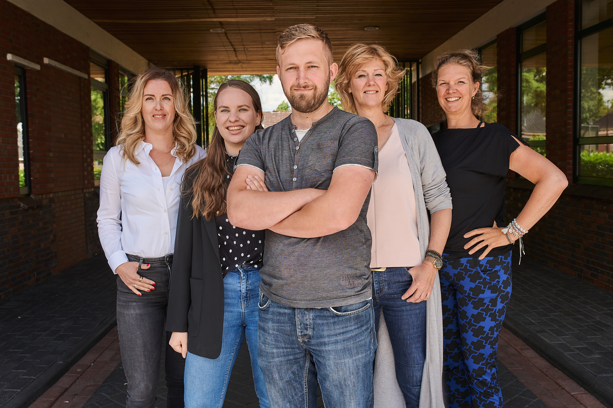 ons contact: naast elkaar staan